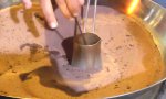 Lustiges Video : Kaffee auf Sand