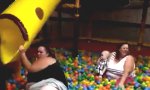 Funny Video : Gefangen im Bällebad