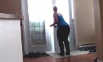 Die Katze und die verschneite Tür