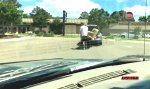 Funny Video : Mal schnell das Sofa nach Hause bringen