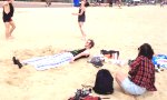 Lustiges Video : Sit-Ups am Strand