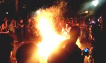 Lustiges Video - Gechillt übers Lagerfeuer springen