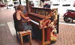 Funny Video : Obdachloser am Piano