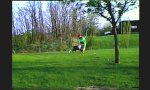 Lustiges Video : Der schwarze Rächer mit dem Gartenschlauch