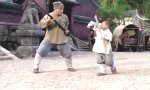 Jackie Chan bekommt Nachhilfe von Mini Shaolin