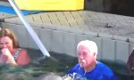 Funny Video : Spuck-Battle mit einem Delfin