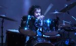 Funny Video - Fünfjährige trommelt zu Van Halen