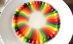 Lustiges Video : Skittles in warmem Wasser