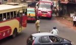 Lustiges Video - Verkehrspolizist in Indien