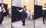 Lustiges Video : Polizist zeigt wie’s geht