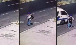 Funny Video : Da hält schon mal einer an und dann das...