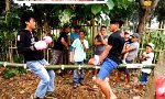 Boxen auf der Bambusstange
