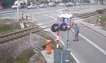 Ambulanz übereilig am Bahnübergang