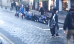 Menschenförderband in Edinburgh