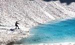 Mit dem Snowboard über den Gebirgssee