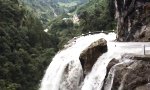 Funny Video - Nur ein bisschen Wasser auf der Gebirgsstraße