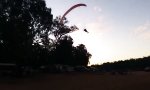 Funny Video : Mit dem Gleitschirm in den Sonnenuntergang