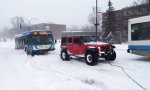 Schulbus aus dem Schnee befreien