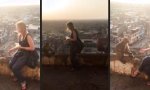 Lustiges Video - Da gibt man mal den kleinen Finger...