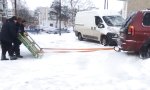 Lustiges Video - Improvisierter Schneepflug