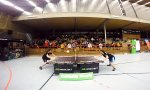 Lustiges Video : Tisch-Kopfball-Tennis