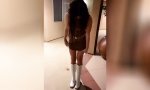 Movie : Flasche schmuggeln im Mini-Kleid