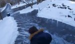Lustiges Video : Hofeinfahrt streuen