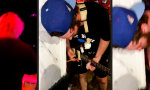 Lustiges Video : Nimmt seine Rolle ernst
