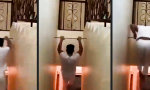 Lustiges Video : Schwerkraft schlägt Türrahmen-Trainer