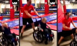 Mit dem Rollstuhl im Trampolin-Center