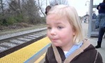 Funny Video : Die erste Zugfahrt eines kleinen Mädchens
