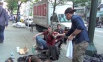 Lustiges Video : Make The Homeless Smile