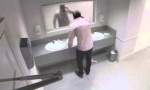 Lustiges Video : Überraschung auf der Herrentoilette