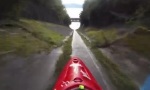 Mit dem Kayak im Abflusskanal